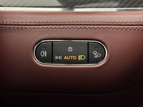 Used 2025 Bentley Bentayga image 53