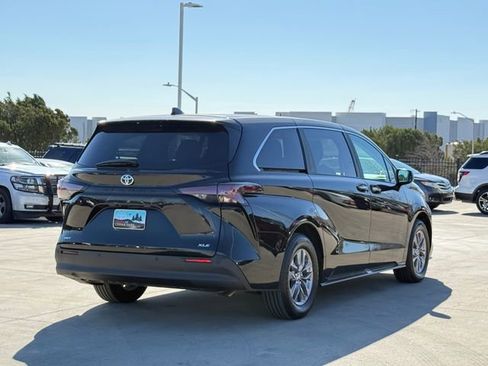Used 2025 Toyota Sienna XLE image 7