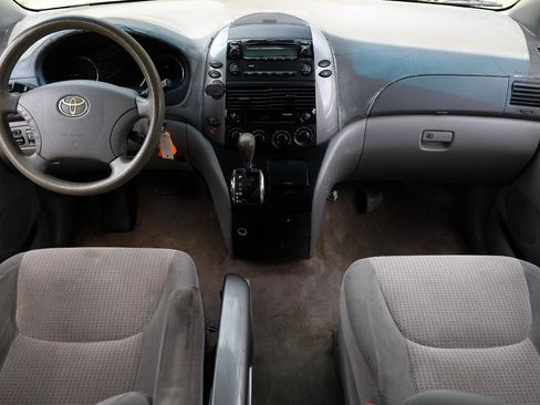 Used 2010 Toyota Sienna CE FWD image 2