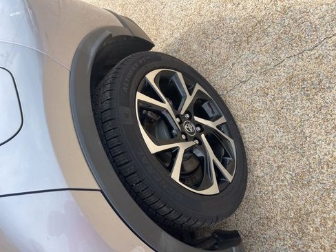 Used 2019 Toyota C-HR XLE image 8