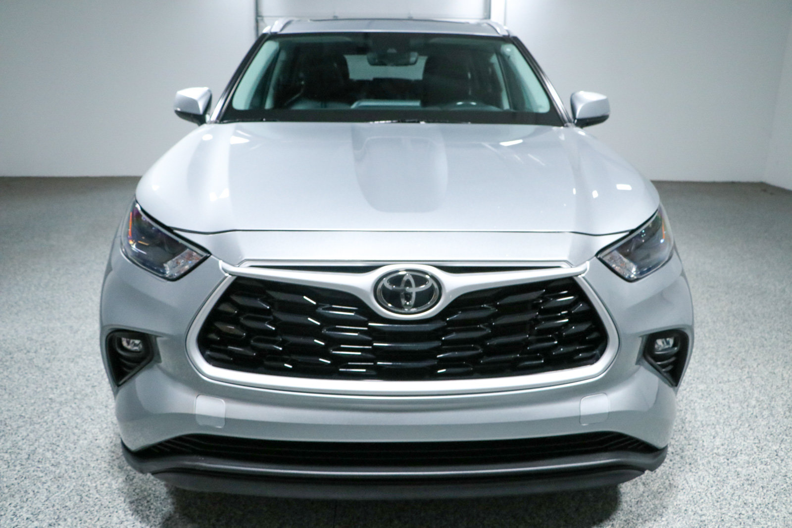 Used 2023 Toyota Highlander XLE FWD image 4