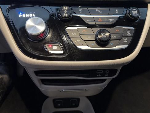 Used 2018 Chrysler Pacifica Touring-L FWD image 22