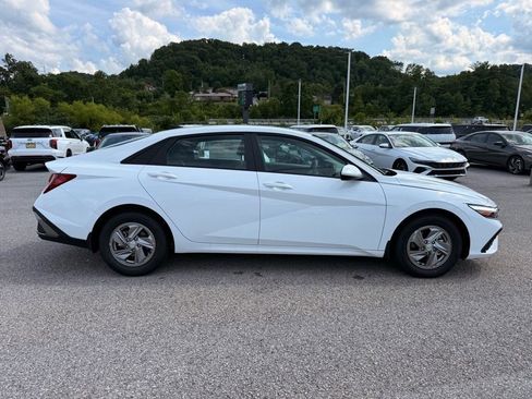 New 2025 Hyundai Elantra SE image 16