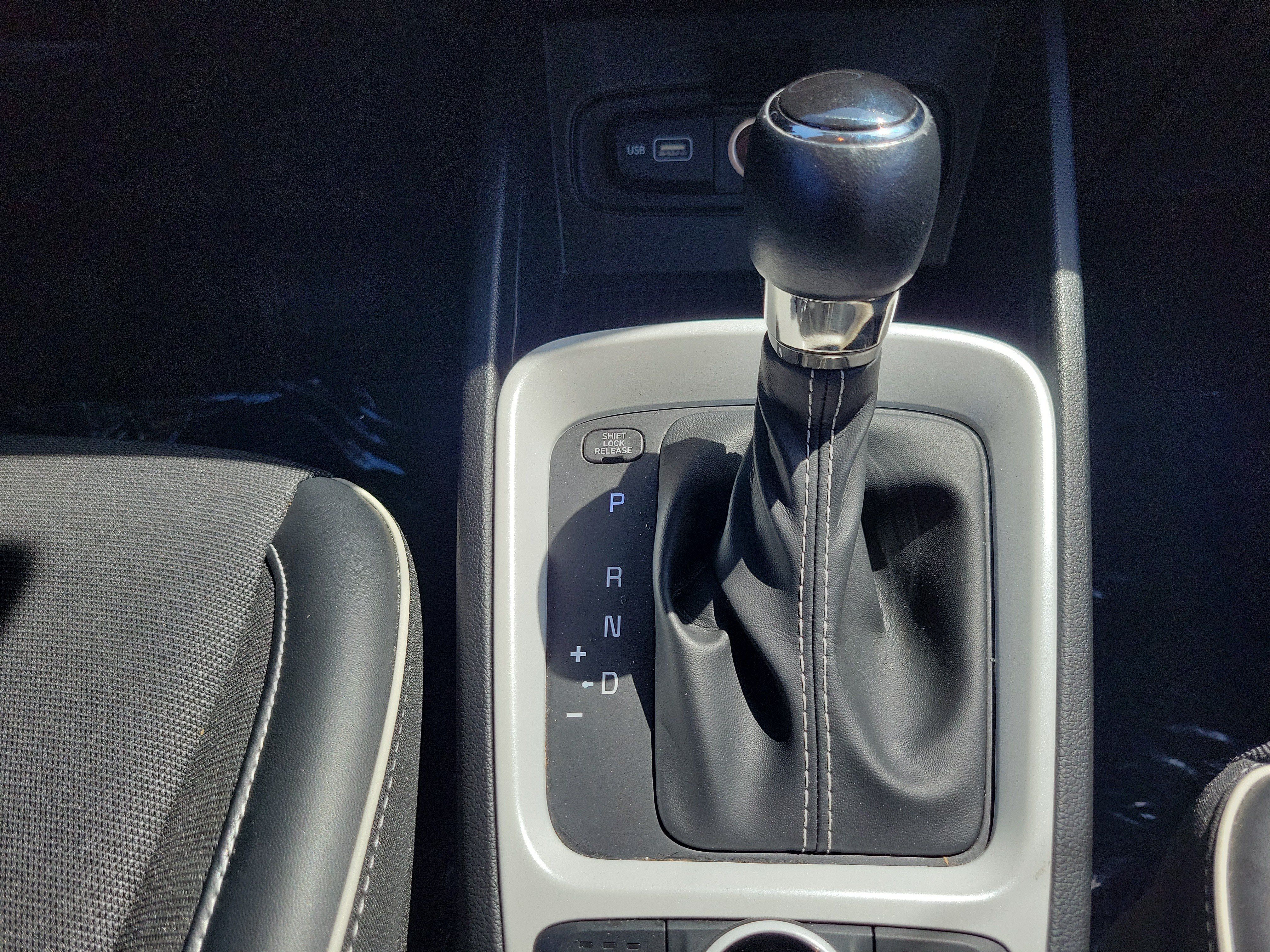 Used 2022 Hyundai Venue Limited FWD image 19