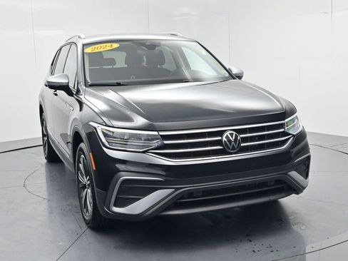 Used 2024 Volkswagen Tiguan SE FWD image 2
