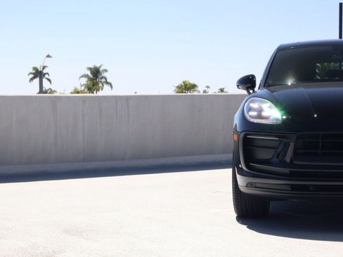 Certified 2024 Porsche Macan AWD/4WD image 12