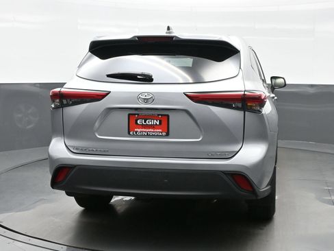 Used 2023 Toyota Highlander LE AWD/4WD image 5