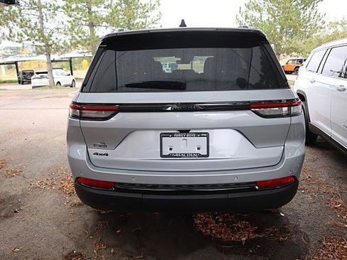 New 2025 Jeep Grand Cherokee Altitude image 5