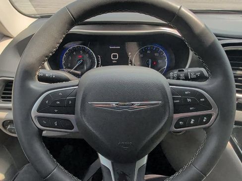 Used 2024 Chrysler Pacifica Touring-L FWD image 32