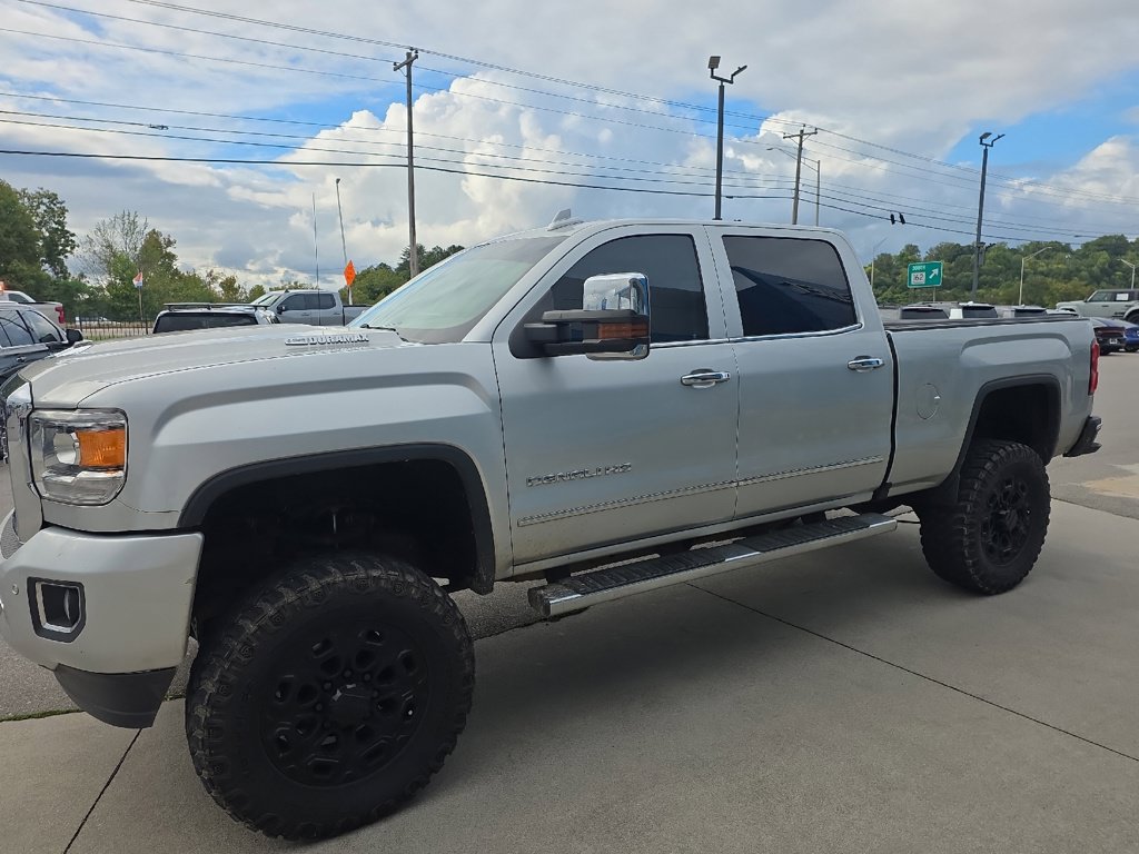 Used 2017 GMC Sierra 2500 Denali w/ Duramax Plus Package AWD/4WD image 2
