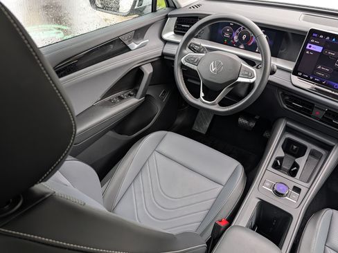 Certified 2025 Volkswagen Tiguan SE w/ Panoramic Sunroof Package AWD/4WD image 9