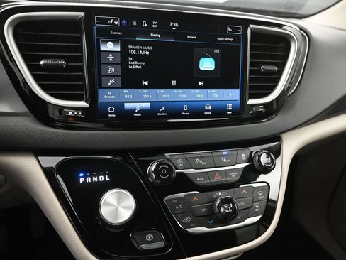 Used 2024 Chrysler Pacifica Touring-L FWD image 14