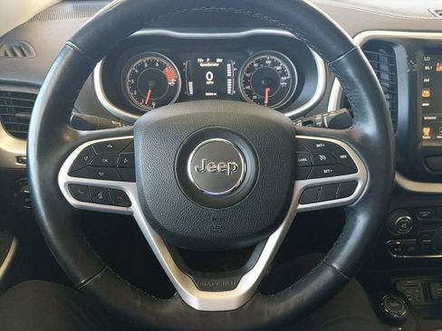 Used 2018 Jeep Cherokee Latitude Plus w/ Comfort/Convenience Group AWD/4WD image 17