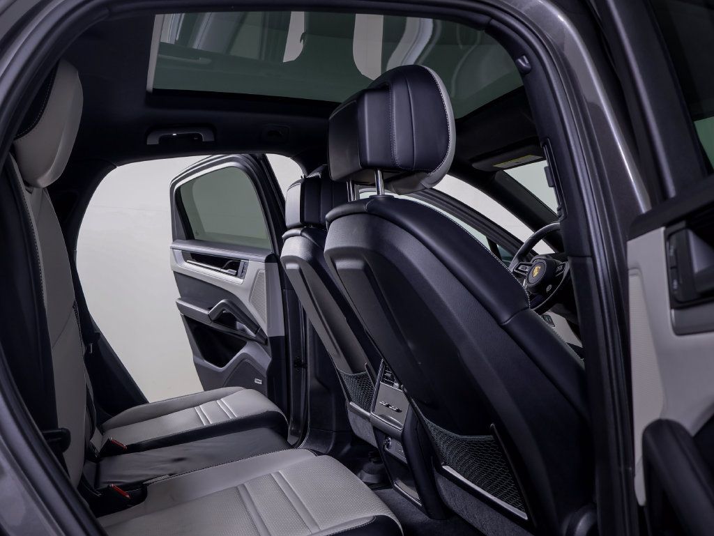 Certified 2024 Porsche Cayenne Coupe AWD/4WD image 9