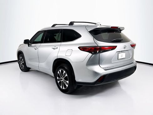 Used 2022 Toyota Highlander XLE AWD/4WD image 7
