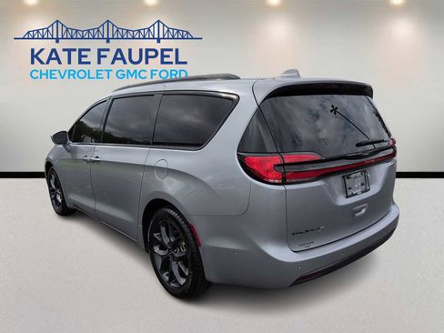 Used 2021 Chrysler Pacifica Touring-L w/ Premium & Safety Sphere Group image 5