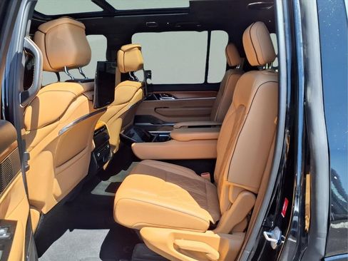 Used 2022 Jeep Grand Wagoneer Series III w/ Rear Seat Video Group 1 AWD/4WD image 18
