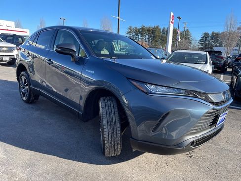 Certified 2021 Toyota Venza LE image 3