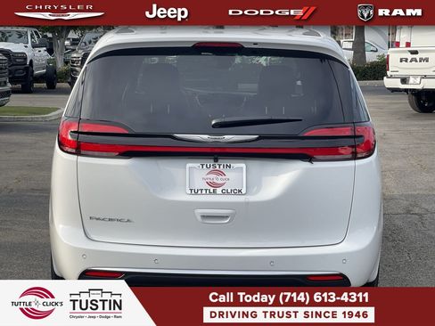 New 2026 Chrysler Pacifica Select FWD image 5