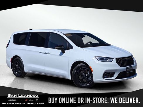 Certified 2024 Chrysler Pacifica Limited image 1