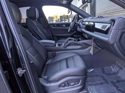 Certified 2025 Porsche Cayenne E-Hybrid AWD/4WD image 26
