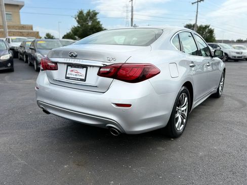 Used 2018 INFINITI Q70 Luxe RWD image 4