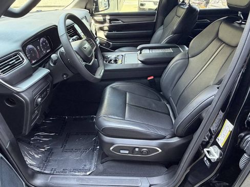 Used 2024 Jeep Wagoneer L Series II AWD/4WD image 17