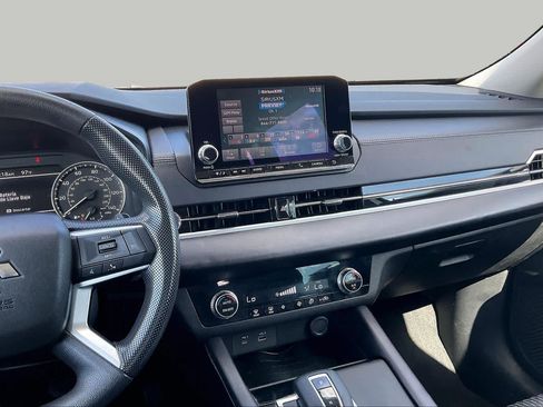 Used 2023 Mitsubishi Outlander ES FWD image 13