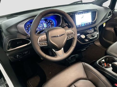 New 2026 Chrysler Pacifica Select image 10