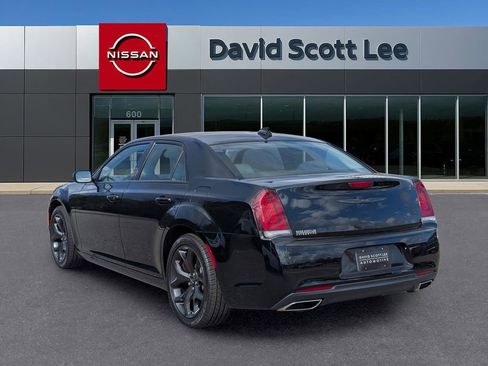 Used 2023 Chrysler 300 Touring w/ Sport Appearance Package image 6