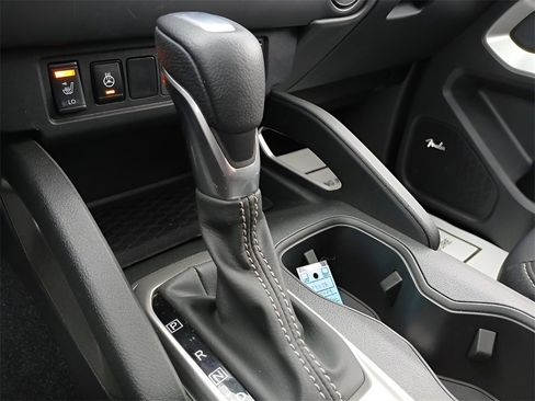 Used 2024 Nissan Frontier SL image 11