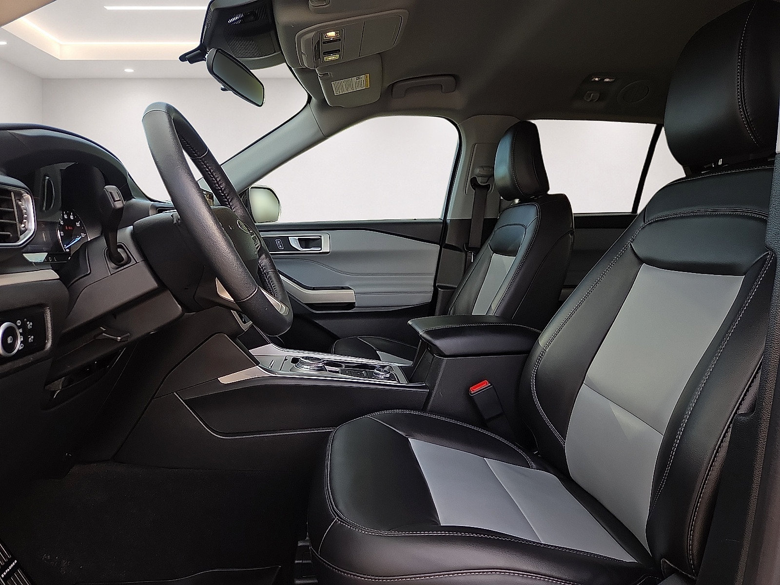 Used 2023 Ford Explorer XLT w/ Equipment Group 202A AWD/4WD image 15