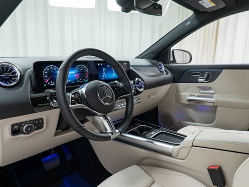 Used 2025 Mercedes-Benz GLA 250 4MATIC image 12