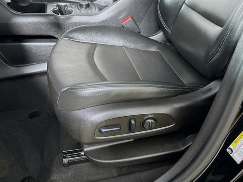 Used 2022 GMC Terrain SLT w/ Infotainment Package II AWD/4WD image 23