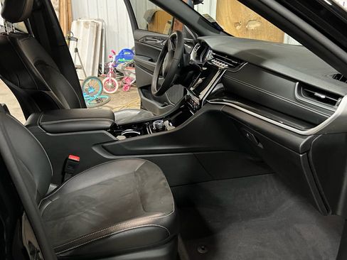 Used 2023 Jeep Grand Cherokee Altitude image 12