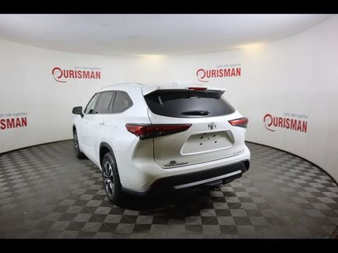 Used 2023 Toyota Highlander XLE AWD/4WD image 7