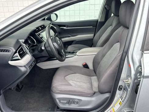 Used 2019 Toyota Camry LE w/ Convenience Package FWD image 3