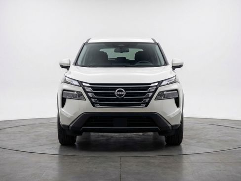 Used 2025 Nissan Rogue SV image 2