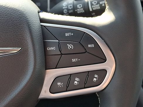 Used 2025 Chrysler Pacifica Select FWD image 23