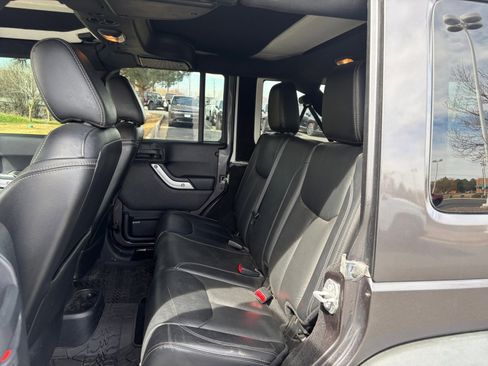 Used 2016 Jeep Wrangler Unlimited Rubicon w/ Connectivity Group AWD/4WD image 17