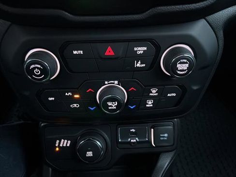 Used 2023 Jeep Renegade Latitude AWD/4WD image 20
