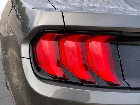 Used 2018 Ford Mustang Coupe RWD image 27