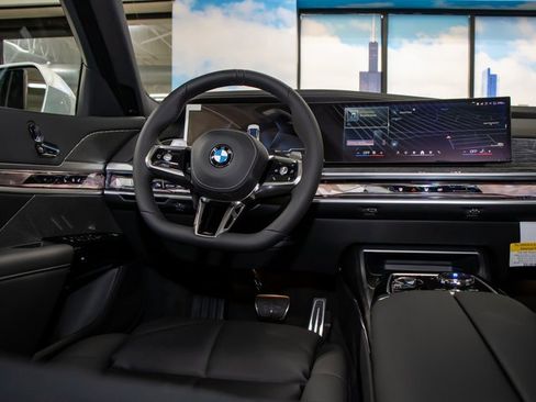 Used 2025 BMW 740i xDrive 740i xDrive w/ Premium Package image 17