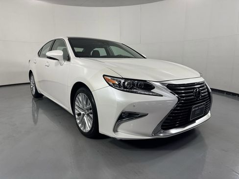 Used 2018 Lexus ES 350 w/ Luxury Package w/Wood Trim FWD image 3
