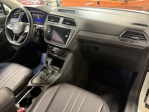 Used 2022 Volkswagen Tiguan SE w/ Panoramic Sunroof Package FWD image 2
