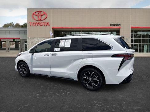Certified 2026 Toyota Sienna Platinum AWD/4WD image 5