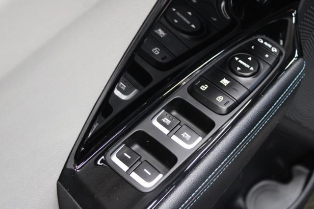 Used 2018 Kia Niro EX Premium FWD image 9