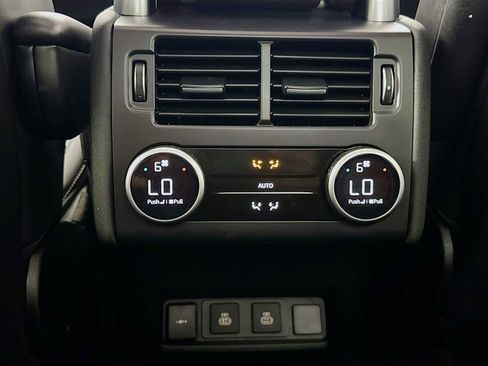 Used 2024 Land Rover Discovery Metropolitan Edition image 24