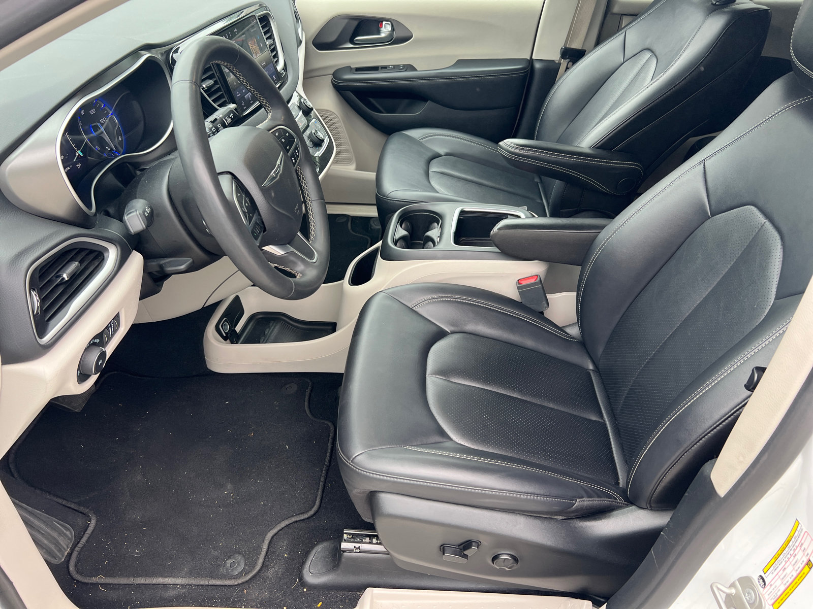 Used 2024 Chrysler Pacifica Touring-L FWD image 12