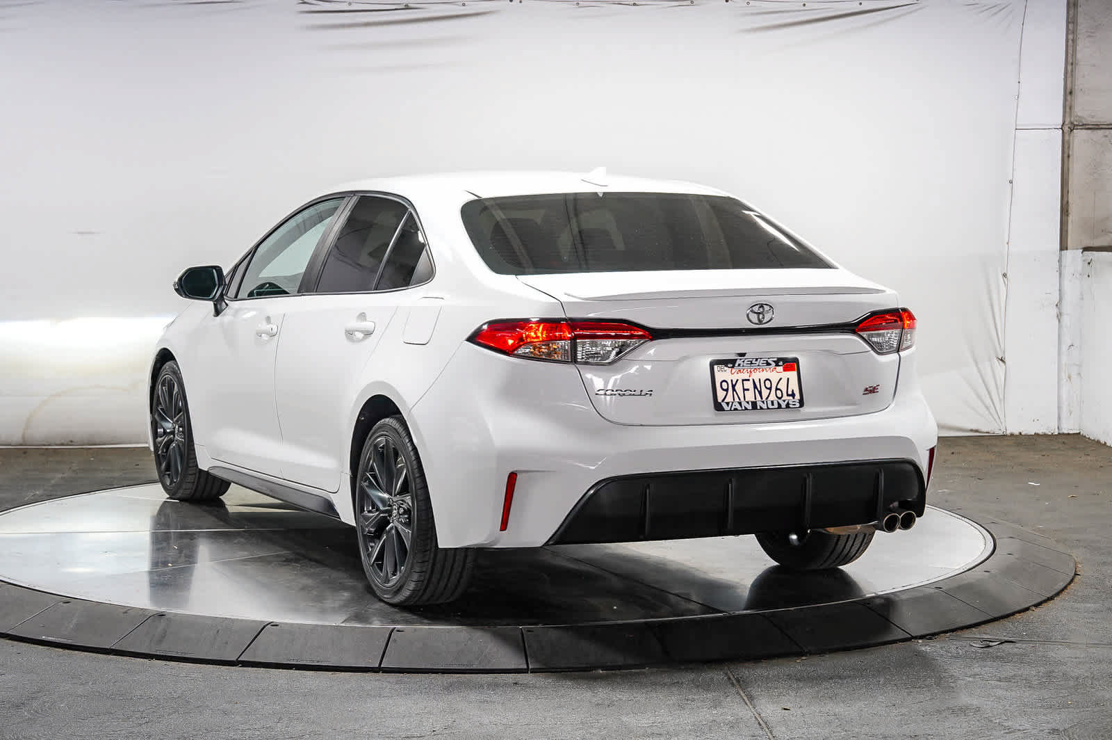 Used 2024 Toyota Corolla SE FWD image 2